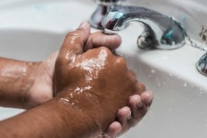 Pourquoi l’eau adoucie est-elle glissante ?