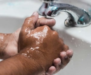 Pourquoi l’eau adoucie est-elle glissante ?